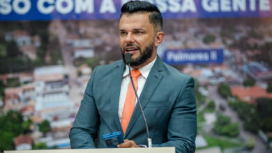 Eleomárcio Almeida de Lima, conhecido popularmente por “Léo Márcio”, nasceu na cidade de Belém (PA) aos 26 de agosto de 1981, filho de Maria Eleuzina e José Miguel de Lima, sendo o primeiro filho de uma família humilde e honesta, composta por quatro irmãos. Léo Márcio reside em Parauapebas há quase quinze anos, é professor de formação desde 2002 e atua nos ensinos fundamental, médio e superior. Seguindo os ensinamentos de seus pais, sempre pautou sua vida nos estudos e trabalho honesto, sendo aprovado em vários concursos públicos, assumindo, entre eles, o cargo de recenseador, professor e agente de trânsito. Ao longo de sua história profissional, exerceu os cargos de gestor e coordenador pedagógico de escolas públicas, professor de ensinos fundamental, médio, cursinho e superior; coordenador pedagógico regional da Faculdade Metropolitana/Uniube; agente de trânsito, inspetor de trânsito, além de diretor administrativo do Departamento Municipal de Trânsito e Transporte (DMTT), entre tantas outras. No ano de 2007 veio à acolhedora Parauapebas para assumir o cargo de professor, em razão de sua aprovação em concurso público, tendo aqui construído amizades sólidas e verdadeiras, além de desempenhar sua atividade profissional com afinco e destaque. Em 2013, assumiu o concurso do DMTT e por lá fez história, sempre lutando por melhorias para a categoria, zelando pelo bem e o justo. Léo Márcio foi candidato a vereador pela primeira vez na eleição de 2016, sendo o terceiro mais bem votado do partido, vindo a tornar-se o primeiro suplente de dois vereadores. De lá para cá, continuou sua caminhada, sem sair do meio do povo, especialmente os mais humilde e necessitados. Em 2020, atendendo aos anseios do povo, Léo Márcio colocou seu nome mais uma vez como candidato a vereador, sendo eleito pelo Pros com a expressiva votação de 2.264 votos. Eleomárcio Almeida de Lima (Léo Márcio)