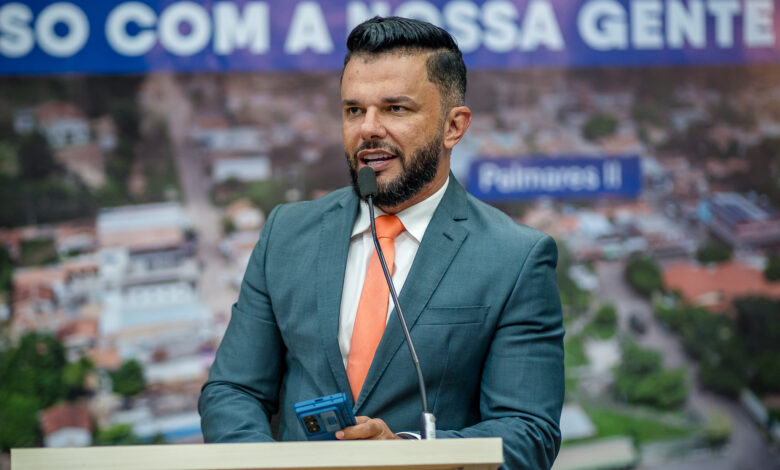 Eleomárcio Almeida de Lima, conhecido popularmente por “Léo Márcio”, nasceu na cidade de Belém (PA) aos 26 de agosto de 1981, filho de Maria Eleuzina e José Miguel de Lima, sendo o primeiro filho de uma família humilde e honesta, composta por quatro irmãos. Léo Márcio reside em Parauapebas há quase quinze anos, é professor de formação desde 2002 e atua nos ensinos fundamental, médio e superior. Seguindo os ensinamentos de seus pais, sempre pautou sua vida nos estudos e trabalho honesto, sendo aprovado em vários concursos públicos, assumindo, entre eles, o cargo de recenseador, professor e agente de trânsito. Ao longo de sua história profissional, exerceu os cargos de gestor e coordenador pedagógico de escolas públicas, professor de ensinos fundamental, médio, cursinho e superior; coordenador pedagógico regional da Faculdade Metropolitana/Uniube; agente de trânsito, inspetor de trânsito, além de diretor administrativo do Departamento Municipal de Trânsito e Transporte (DMTT), entre tantas outras. No ano de 2007 veio à acolhedora Parauapebas para assumir o cargo de professor, em razão de sua aprovação em concurso público, tendo aqui construído amizades sólidas e verdadeiras, além de desempenhar sua atividade profissional com afinco e destaque. Em 2013, assumiu o concurso do DMTT e por lá fez história, sempre lutando por melhorias para a categoria, zelando pelo bem e o justo. Léo Márcio foi candidato a vereador pela primeira vez na eleição de 2016, sendo o terceiro mais bem votado do partido, vindo a tornar-se o primeiro suplente de dois vereadores. De lá para cá, continuou sua caminhada, sem sair do meio do povo, especialmente os mais humilde e necessitados. Em 2020, atendendo aos anseios do povo, Léo Márcio colocou seu nome mais uma vez como candidato a vereador, sendo eleito pelo Pros com a expressiva votação de 2.264 votos. Eleomárcio Almeida de Lima (Léo Márcio)