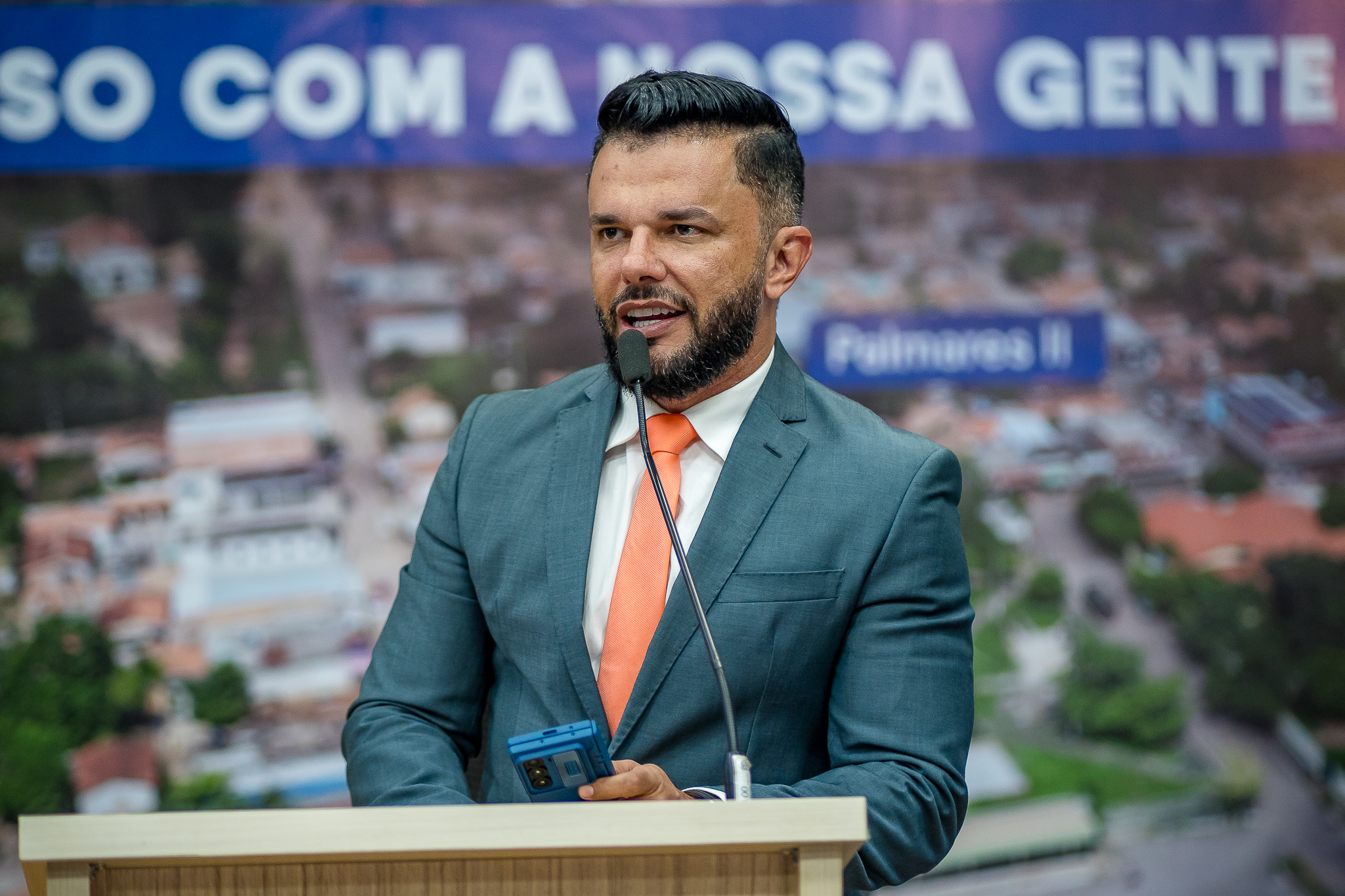 Eleomárcio Almeida de Lima, conhecido popularmente por “Léo Márcio”, nasceu na cidade de Belém (PA) aos 26 de agosto de 1981, filho de Maria Eleuzina e José Miguel de Lima, sendo o primeiro filho de uma família humilde e honesta, composta por quatro irmãos. Léo Márcio reside em Parauapebas há quase quinze anos, é professor de formação desde 2002 e atua nos ensinos fundamental, médio e superior. Seguindo os ensinamentos de seus pais, sempre pautou sua vida nos estudos e trabalho honesto, sendo aprovado em vários concursos públicos, assumindo, entre eles, o cargo de recenseador, professor e agente de trânsito. Ao longo de sua história profissional, exerceu os cargos de gestor e coordenador pedagógico de escolas públicas, professor de ensinos fundamental, médio, cursinho e superior; coordenador pedagógico regional da Faculdade Metropolitana/Uniube; agente de trânsito, inspetor de trânsito, além de diretor administrativo do Departamento Municipal de Trânsito e Transporte (DMTT), entre tantas outras. No ano de 2007 veio à acolhedora Parauapebas para assumir o cargo de professor, em razão de sua aprovação em concurso público, tendo aqui construído amizades sólidas e verdadeiras, além de desempenhar sua atividade profissional com afinco e destaque. Em 2013, assumiu o concurso do DMTT e por lá fez história, sempre lutando por melhorias para a categoria, zelando pelo bem e o justo. Léo Márcio foi candidato a vereador pela primeira vez na eleição de 2016, sendo o terceiro mais bem votado do partido, vindo a tornar-se o primeiro suplente de dois vereadores. De lá para cá, continuou sua caminhada, sem sair do meio do povo, especialmente os mais humilde e necessitados. Em 2020, atendendo aos anseios do povo, Léo Márcio colocou seu nome mais uma vez como candidato a vereador, sendo eleito pelo Pros com a expressiva votação de 2.264 votos. Eleomárcio Almeida de Lima (Léo Márcio)